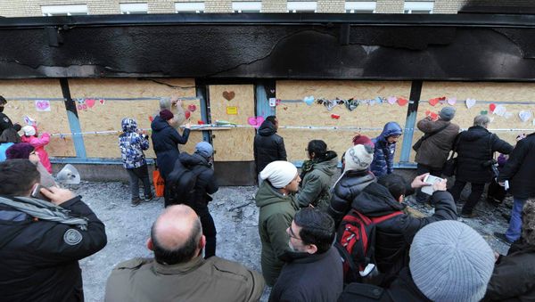 Hearts, flowers, teddy bears and other items are placed outside the burned mosque in Eskilstuna, Sweden, December 26, 2014. An arsonist set fire to the mosque in the Swedish town of Eskilstuna on Thursday, injuring five people, police said, an incident which comes amid an intense debate over immigration. - Sputnik International