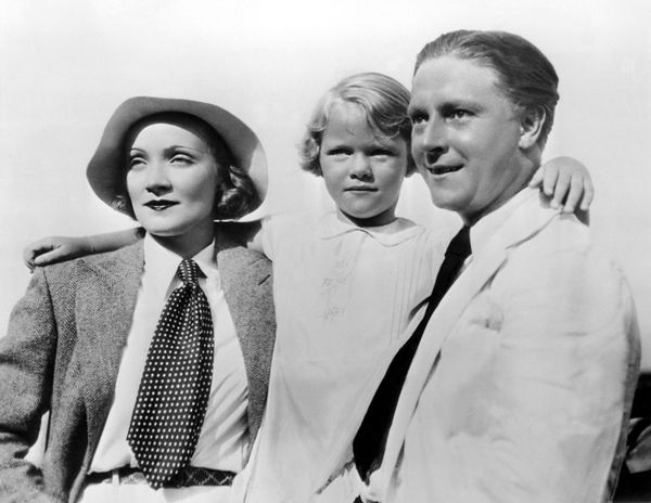 Marlene Dietrich: 'Glamour is What I Sell, It's My Stock in Trade' Marlene Dietrich: 'Glamour is What I Sell, It's My Stock in Trade' - Sputnik International