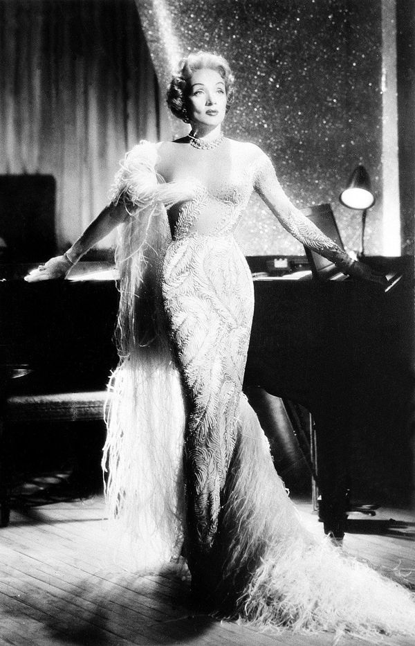Marlene Dietrich: 'Glamour is What I Sell, It's My Stock in Trade' Marlene Dietrich: 'Glamour is What I Sell, It's My Stock in Trade' - Sputnik International