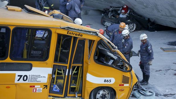 A passenger bus, carrying 31 people, fell into a ravine in the Brazilian metropolitan area of Vitoria, killing eight people and injuring 23, Globo television channel reported Saturday A passenger bus, carrying 31 people, fell into a ravine in the Brazilian metropolitan area of Vitoria, killing eight people and injuring 23, Globo television channel reported Saturday - Sputnik International