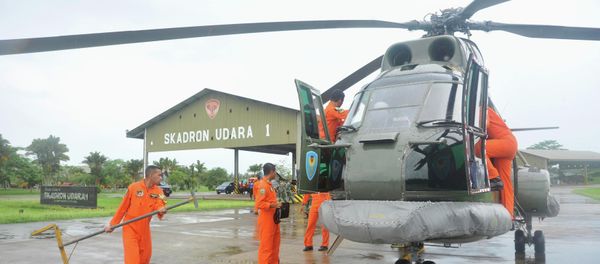 A search and rescue squad from the Indonesian Airforce prepare to depart on a Puma helicopter to take part in the search for the missing AirAsia Flight QZ8501, from a base in Kubu Raya, West Kalimantan - Sputnik International