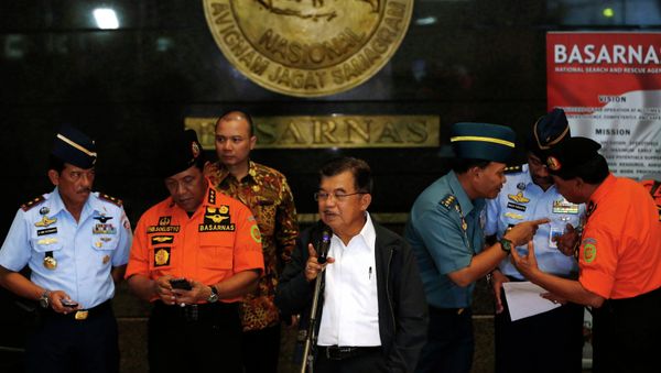 Indonesia's vice-president Jusuf Kalla (C) speaks to the media regarding AirAsia Flight QZ8501 during a visit to the National Search and Rescue Agency in Jakarta December 28, 2014. Indonesia's vice-president Jusuf Kalla (C) speaks to the media regarding AirAsia Flight QZ8501 during a visit to the National Search and Rescue Agency in Jakarta December 28, 2014. - Sputnik International