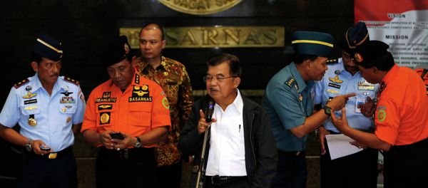 Indonesia's vice-president Jusuf Kalla (C) speaks to the media regarding AirAsia Flight QZ8501 during a visit to the National Search and Rescue Agency in Jakarta December 28, 2014. Indonesia's vice-president Jusuf Kalla (C) speaks to the media regarding AirAsia Flight QZ8501 during a visit to the National Search and Rescue Agency in Jakarta December 28, 2014. - Sputnik International