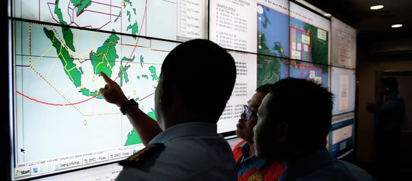 Military and rescue authorities monitor progress in the search for AirAsia Flight QZ8501 in the Mission Control Center inside the National Search and Rescue Agency in Jakarta December 29, 2014 Military and rescue authorities monitor progress in the search for AirAsia Flight QZ8501 in the Mission Control Center inside the National Search and Rescue Agency in Jakarta December 29, 2014 - Sputnik International