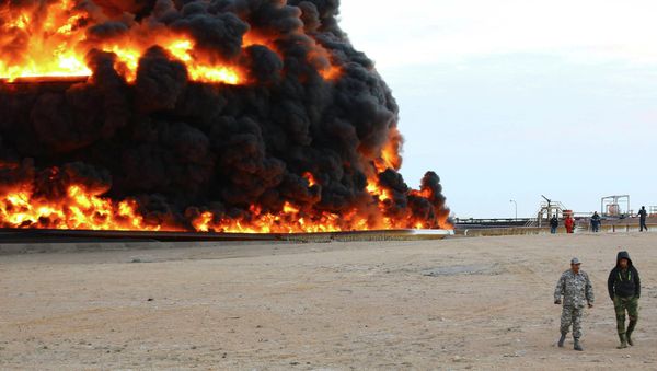 Firefighters try to put out the fire in an oil tank in Es Sider port December 26, 2014 - Sputnik International