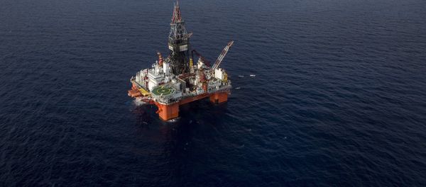 Veracruz, Mexico: La Muralla IV, semi-submersible drilling rig for ultra deep water operations, owned by Mexican Grupo R and operated by Pemex, the state-owned Mexican oil company Veracruz, Mexico: La Muralla IV, semi-submersible drilling rig for ultra deep water operations, owned by Mexican Grupo R and operated by Pemex, the state-owned Mexican oil company - Sputnik International
