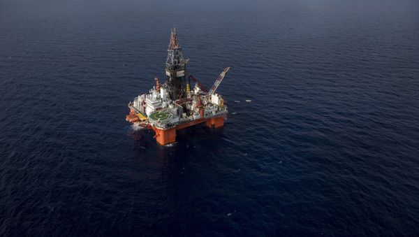 Veracruz, Mexico: La Muralla IV, semi-submersible drilling rig for ultra deep water operations, owned by Mexican Grupo R and operated by Pemex, the state-owned Mexican oil company Veracruz, Mexico: La Muralla IV, semi-submersible drilling rig for ultra deep water operations, owned by Mexican Grupo R and operated by Pemex, the state-owned Mexican oil company - Sputnik International