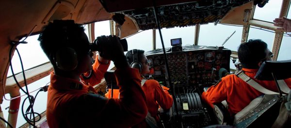 Airforce soldiers onboard a Hercules C130 stand monitor the Belitung Timur sea during search operations for AirAsia flight QZ8501 near Belitung island, December 29, 2014 - Sputnik International