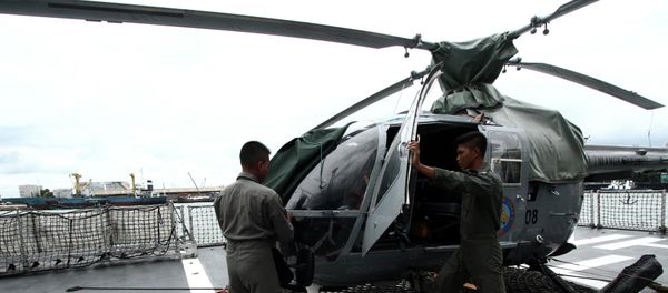Navy soldiers check an helicopter on the deck of KRI Sultan Hasanuddin-366 warship before joining in search operations for AirAsia flight QZ8501 at Batuampar port in Batam, December 29, 2014 in this photo taken by Antara Foto Navy soldiers check an helicopter on the deck of KRI Sultan Hasanuddin-366 warship before joining in search operations for AirAsia flight QZ8501 at Batuampar port in Batam, December 29, 2014 in this photo taken by Antara Foto - Sputnik International