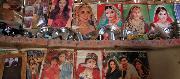 Utensils placed on a mud wall shelf adorned with Bollywood film star posters are seen in a room owned by a cotton picker's family in Meeran Pur village, north of Karachi November 23, 2014 - Sputnik International
