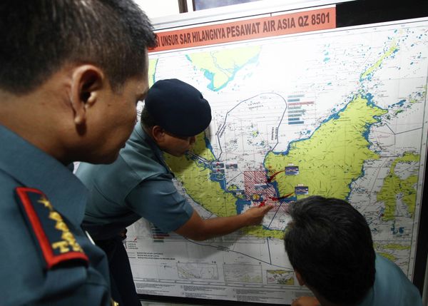 Navy soldiers work on a map of Indonesia monitoring all Navy ships from Indonesia, Singapore, and Malaysia involved in the joint search and rescue operation for AirAsia flight QZ8501 at a navy base on Batam island, December 29, 2014 - Sputnik International
