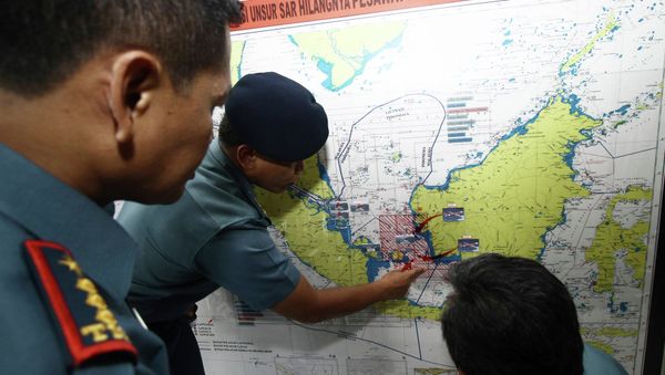 Navy soldiers work on a map of Indonesia monitoring all Navy ships from Indonesia, Singapore, and Malaysia involved in the joint search and rescue operation for AirAsia flight QZ8501 at a navy base on Batam island, December 29, 2014 Navy soldiers work on a map of Indonesia monitoring all Navy ships from Indonesia, Singapore, and Malaysia involved in the joint search and rescue operation for AirAsia flight QZ8501 at a navy base on Batam island, December 29, 2014 - Sputnik International
