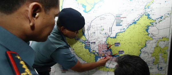 Navy soldiers work on a map of Indonesia monitoring all Navy ships from Indonesia, Singapore, and Malaysia involved in the joint search and rescue operation for AirAsia flight QZ8501 at a navy base on Batam island, December 29, 2014 Navy soldiers work on a map of Indonesia monitoring all Navy ships from Indonesia, Singapore, and Malaysia involved in the joint search and rescue operation for AirAsia flight QZ8501 at a navy base on Batam island, December 29, 2014 - Sputnik International