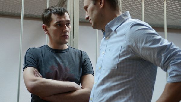 Alexei Navalny (R) and Oleg Navalny - Sputnik International