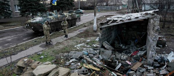 Ukrainian servicemen stand near a building damaged during fighting between pro-Russian rebels and Ukrainian government forces in the eastern Ukrainian town of Debaltseve in Donetsk region, December 24, 2014 Ukrainian servicemen stand near a building damaged during fighting between pro-Russian rebels and Ukrainian government forces in the eastern Ukrainian town of Debaltseve in Donetsk region, December 24, 2014 - Sputnik International