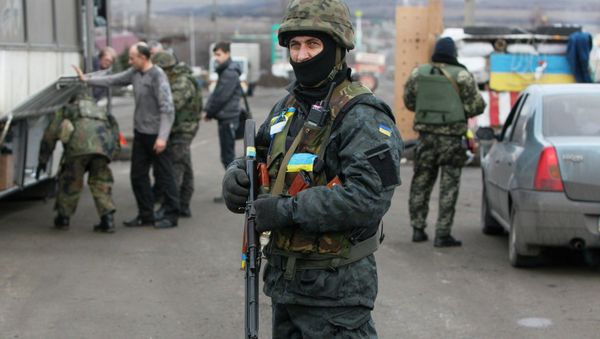Ukrainian serviceman guards as his comrades check a civilian transport near the eastern Ukrainian town of Debaltseve in Donetsk region, December 24, 2014 Ukrainian serviceman guards as his comrades check a civilian transport near the eastern Ukrainian town of Debaltseve in Donetsk region, December 24, 2014 - Sputnik International