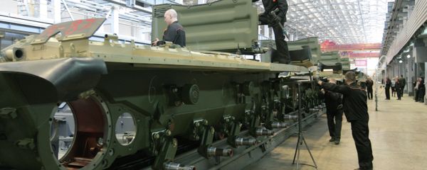 Workers of the JSC Uralvagonzavod assemble tanks on the production floor Workers of the JSC Uralvagonzavod assemble tanks on the production floor - Sputnik International