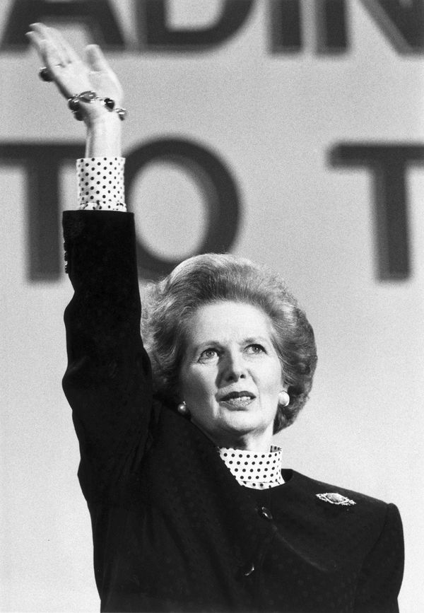Mrs Thatcher waves as she is applauded at the Scarborough Conference - Sputnik International