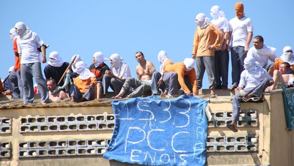 Inmates stand on the roof of the penitentiary in Cascavel, Parana state, Brazil - Sputnik International