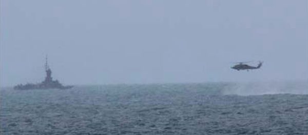 An MH-60R helicopter, attached to the USS Sampson (DDG 102), approaches an Indonesian patrol vessel while searching for debris, during the Indonesian-led search and recovery operations for the downed AirAsia flight QZ8501, in the Java Sea in this December 31, 2014 An MH-60R helicopter, attached to the USS Sampson (DDG 102), approaches an Indonesian patrol vessel while searching for debris, during the Indonesian-led search and recovery operations for the downed AirAsia flight QZ8501, in the Java Sea in this December 31, 2014 - Sputnik International