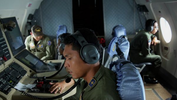 Indonesian Navy airmen search the waters near Bangka Island - Sputnik International