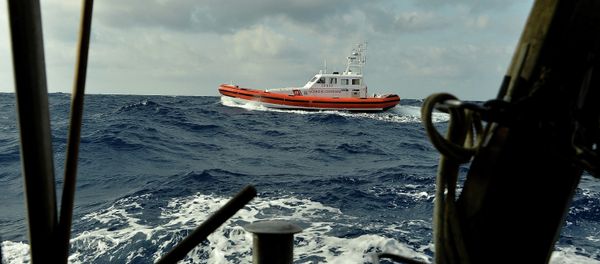 The Italian Coast Guard commandeered a Moldovan-flagged refugee-laden freighter which was on course to crash into the Italian coast - Sputnik International