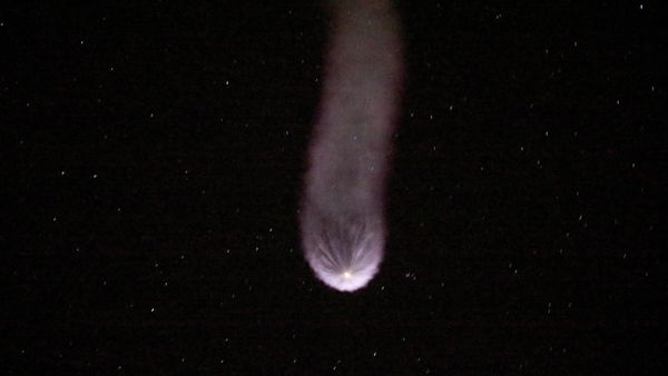 A contrail is seen behind the SpaceX Falcon 9 rocket carrying a Dragon supply ship as it flies into space after lifting off from the launch pad on a resupply mission to the International Space Station September 21, 2014 in Cape Canaveral, Florida - Sputnik International