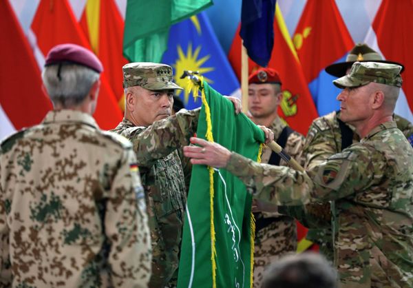 U.S. General John Campbell (C) folds the flag of the ISAF during the change of mission ceremony in Kabul, December 28, 2014 - Sputnik International
