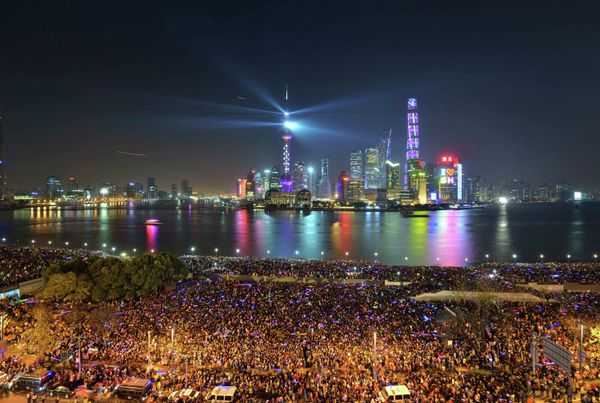 People watch a light show before a stampede incident occurred at the New Year's celebration on the Bund, a waterfront area in central Shanghai December 31, 2014 People watch a light show before a stampede incident occurred at the New Year's celebration on the Bund, a waterfront area in central Shanghai December 31, 2014 - Sputnik International