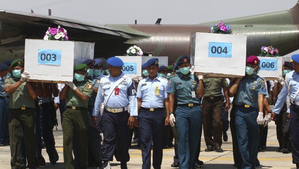 ndonesian soldiers carry coffins containing victims of AirAsia Flight 8501 upon arrival at Indonesian Military Air Force base in Surabaya, Indonesia, Thursday, Jan. 1, 2015 ndonesian soldiers carry coffins containing victims of AirAsia Flight 8501 upon arrival at Indonesian Military Air Force base in Surabaya, Indonesia, Thursday, Jan. 1, 2015 - Sputnik International