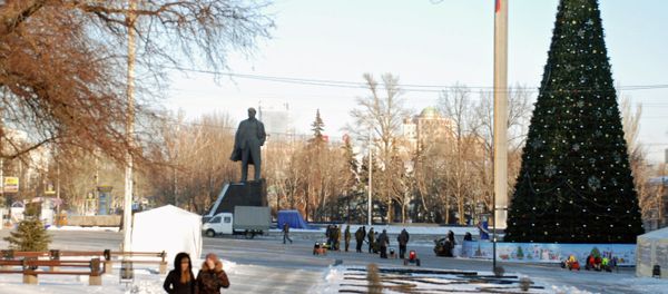Residents near a Christmas tree in the center of Donetsk, east Ukraine - Sputnik International