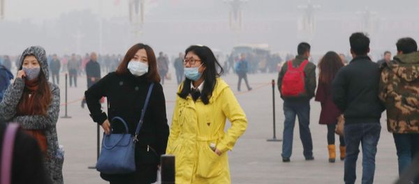 Tourists wearing face masks visit the Tiananmen Square in heavy smog in Beijing, China - Sputnik International