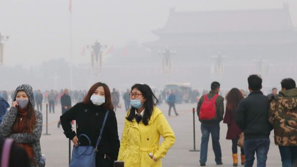 Tourists wearing face masks visit the Tiananmen Square in heavy smog in Beijing, China Tourists wearing face masks visit the Tiananmen Square in heavy smog in Beijing, China - Sputnik International