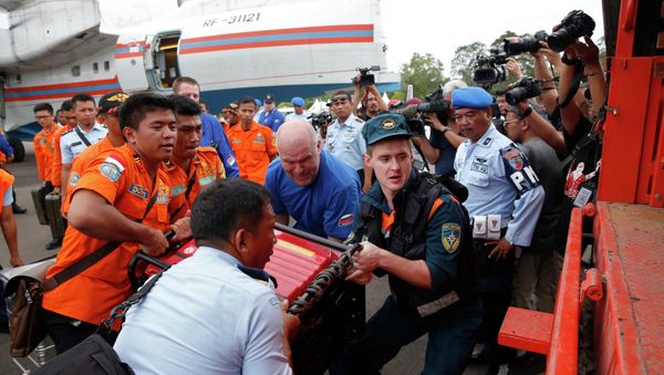 A Russian search and rescue team loads their equipment after arriving on a Beriev Be-200 amphibious plane to support the search for Indonesia AirAsia flight QZ8501, at the airport in Pangkalan Bun, Central Kalimantan - Sputnik International