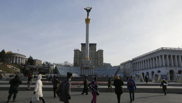 Ukrainians walking past candles in the shape of the national emblem of Ukraine on Independence Square in Kiev, Ukraine Ukrainians walking past candles in the shape of the national emblem of Ukraine on Independence Square in Kiev, Ukraine - Sputnik International
