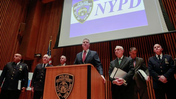 New York City Mayor Bill de Blasio (C) speaks while New York Police Commissioner Bill Bratton listens with other officers during a news conference in New York January 5, 2015. New York City Mayor Bill de Blasio (C) speaks while New York Police Commissioner Bill Bratton listens with other officers during a news conference in New York January 5, 2015. - Sputnik International
