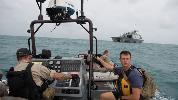 Sailors from the US Navy's USS Fort Worth searching in the Java Sea for AirAsia Flight QZ8501 make preparations to launch a Tow Fish side scan sonar system from the ship's 11-m rigid hull inflatable boat in a photo released by the US Navy January 4, 2015 Sailors from the US Navy's USS Fort Worth searching in the Java Sea for AirAsia Flight QZ8501 make preparations to launch a Tow Fish side scan sonar system from the ship's 11-m rigid hull inflatable boat in a photo released by the US Navy January 4, 2015 - Sputnik International