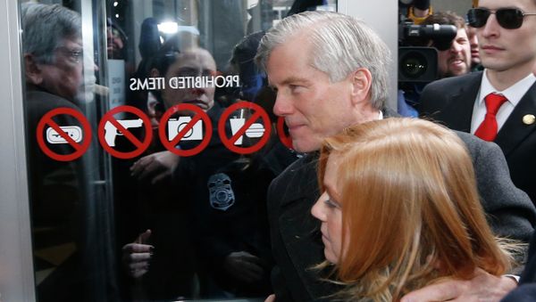 Former Virginia Gov. Bob McDonnell arrives at federal court with his daughter Cailin Young, Tuesday, Jan. 6, 2015, in Richmond, Va. - Sputnik International