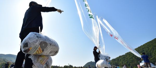 South Korean activists prepare to release balloons carrying anti-North Korea leaflets at a park near the inter-Korea border in Paju, north of Seoul, on October 10, 2014 South Korean activists prepare to release balloons carrying anti-North Korea leaflets at a park near the inter-Korea border in Paju, north of Seoul, on October 10, 2014 - Sputnik International