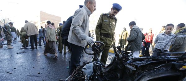 Police investigators look at the wreckage of a car at the scene of a car bomb outside the police college in Sanaa January 7, 2015 - Sputnik International