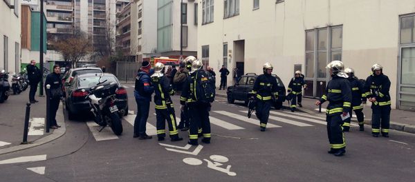 Police officers and firefighters gather in front of the offices of the French satirical newspaper Charlie Hebdo in Paris on January 7, 2015 Police officers and firefighters gather in front of the offices of the French satirical newspaper Charlie Hebdo in Paris on January 7, 2015 - Sputnik International