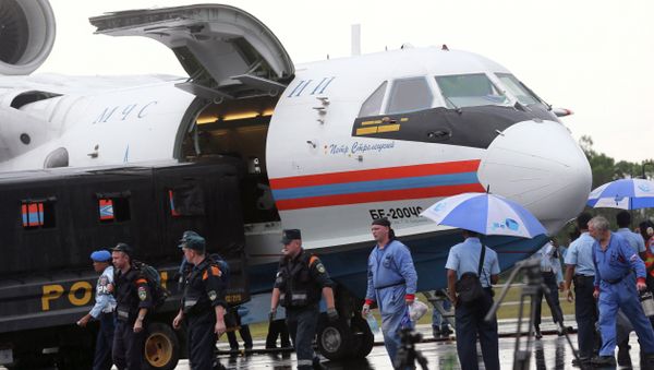 Russian rescuers unload gears from their Beriev Be-200 amphibious aircraft - Sputnik International