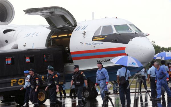 Russian rescuers unload gears from their Beriev Be-200 amphibious aircraft Russian rescuers unload gears from their Beriev Be-200 amphibious aircraft - Sputnik International
