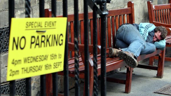 A homeless man sleep's on a bench on the royal mile in, Edinburgh, Scotland - Sputnik International