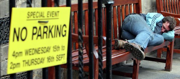 A homeless man sleep's on a bench on the royal mile in, Edinburgh, Scotland A homeless man sleep's on a bench on the royal mile in, Edinburgh, Scotland - Sputnik International