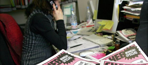 A journalist works in the Paris newsroom of French satirical weekly Charlie Hebdo. - Sputnik International