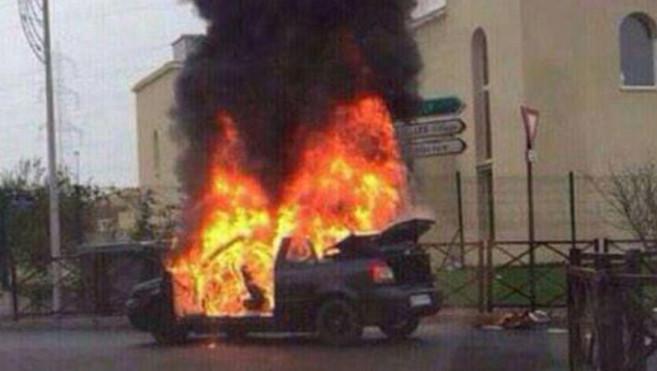 A car just exploded in front of the Synagogue - Sputnik International