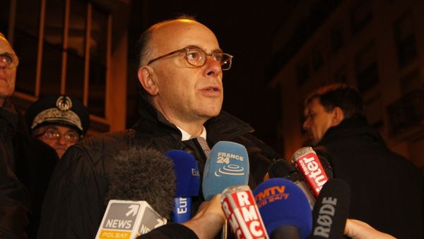 French Interior Minister Bernard Cazeneuve speaks to journalists, near the offices of the satirical weekly Charlie Hebdo, on January 7, 2015 French Interior Minister Bernard Cazeneuve speaks to journalists, near the offices of the satirical weekly Charlie Hebdo, on January 7, 2015 - Sputnik International