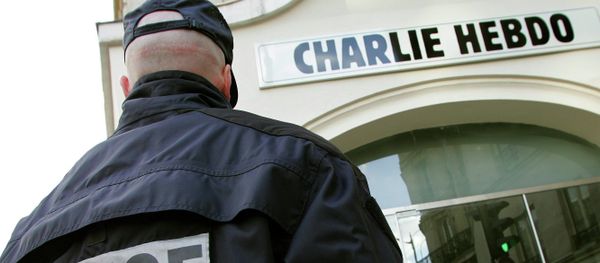 A policeman stands guard outside the French satirical weekly Charlie Hebdo in Paris - Sputnik International