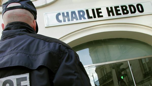A policeman stands guard outside the French satirical weekly Charlie Hebdo in Paris - Sputnik International